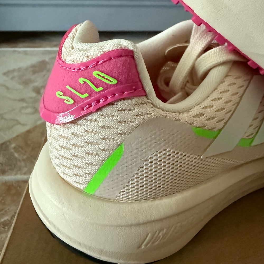 Brand New! New With Tags ADIDAS Women’s SL20.3 size 6